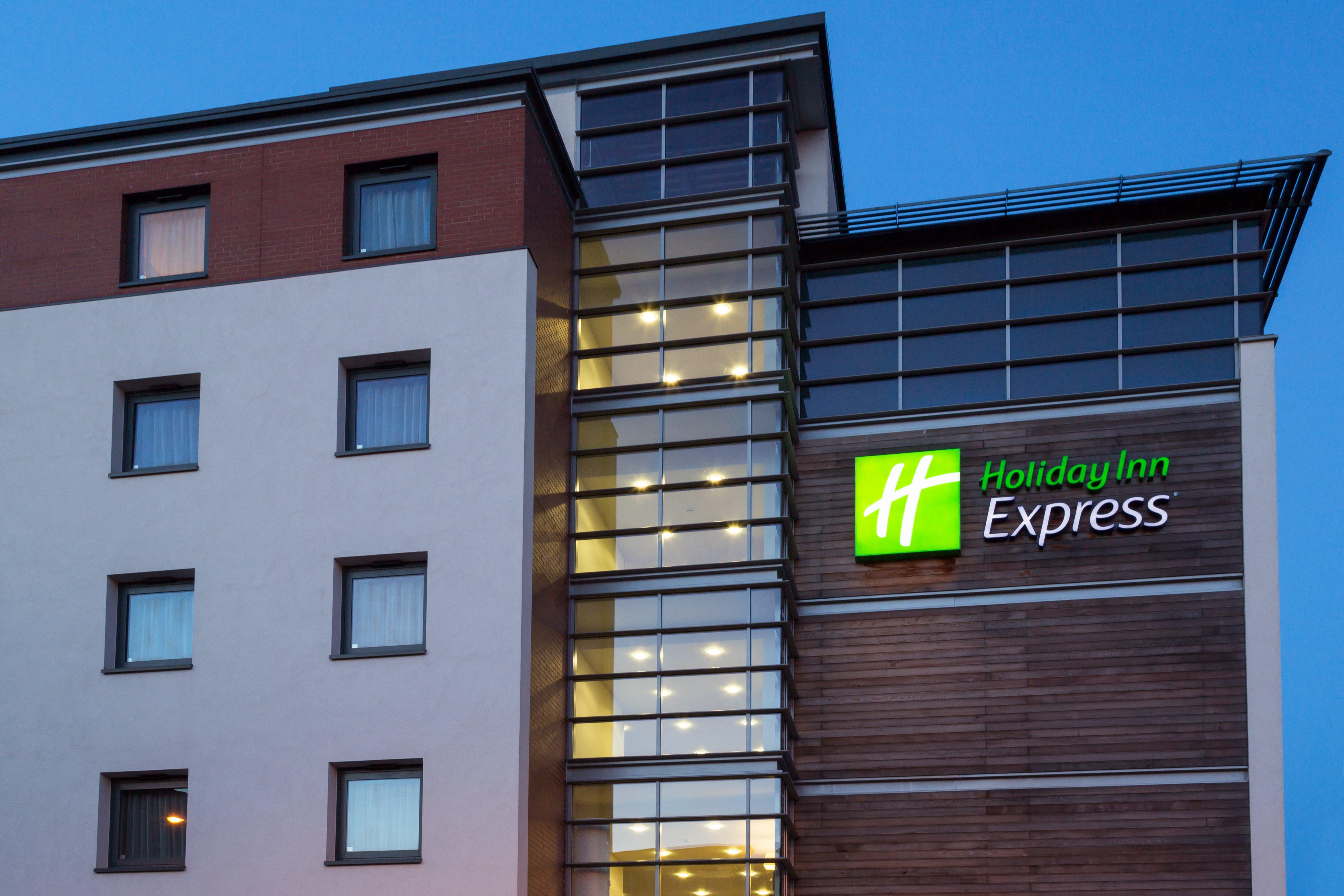 Holiday Inn Express Harlow, An Ihg Hotel Exterior photo